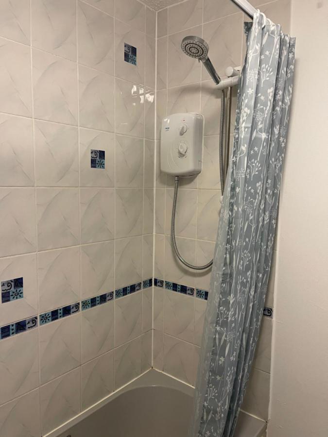 Large, Quiet, Sleeps 16, 4 Bathrooms, Parking, Leicester Esterno foto