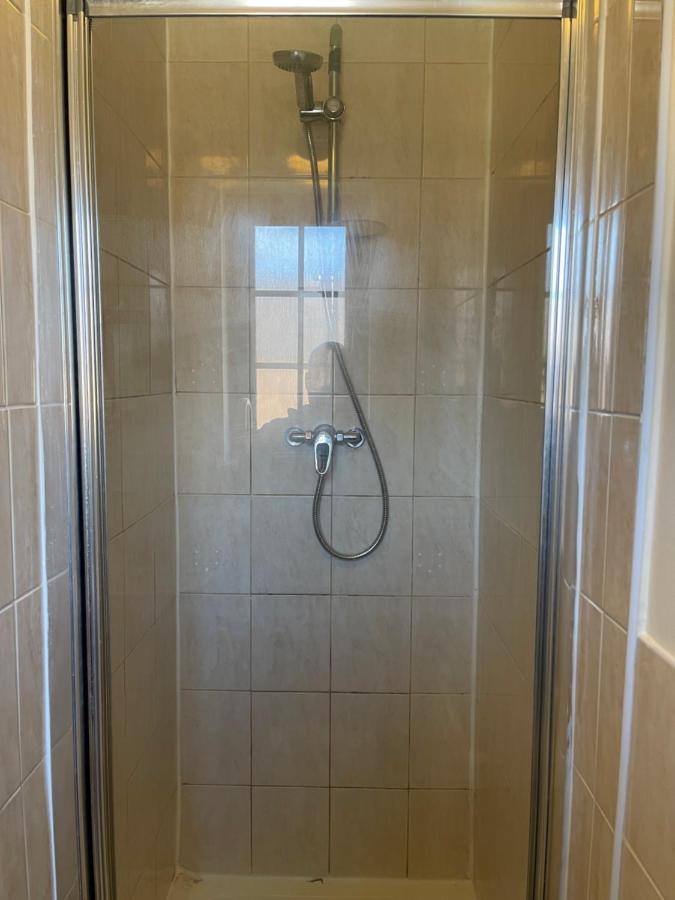 Large, Quiet, Sleeps 16, 4 Bathrooms, Parking, Leicester Esterno foto