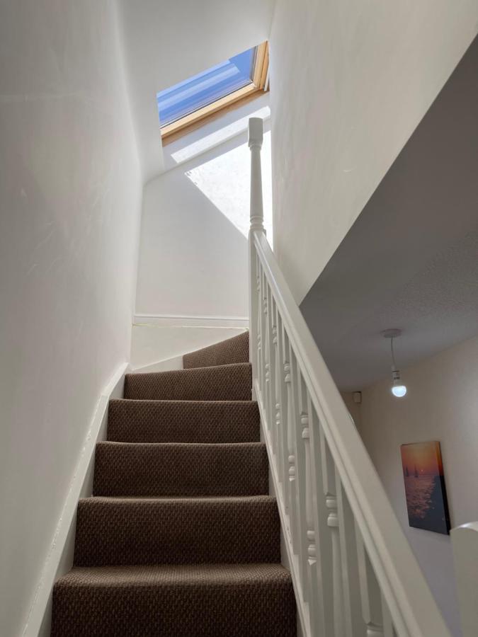 Large, Quiet, Sleeps 16, 4 Bathrooms, Parking, Leicester Esterno foto