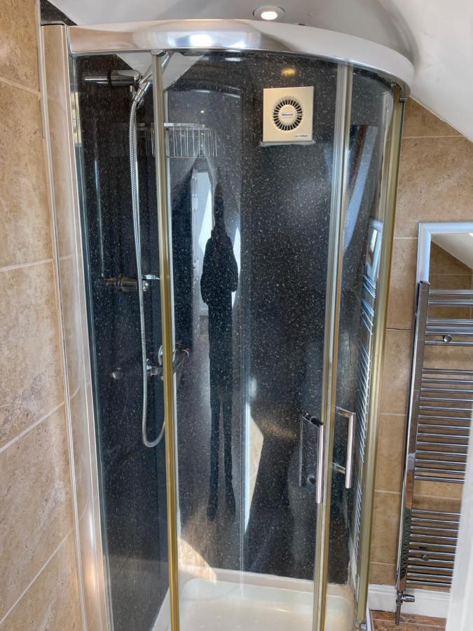 Large, Quiet, Sleeps 16, 4 Bathrooms, Parking, Leicester Esterno foto