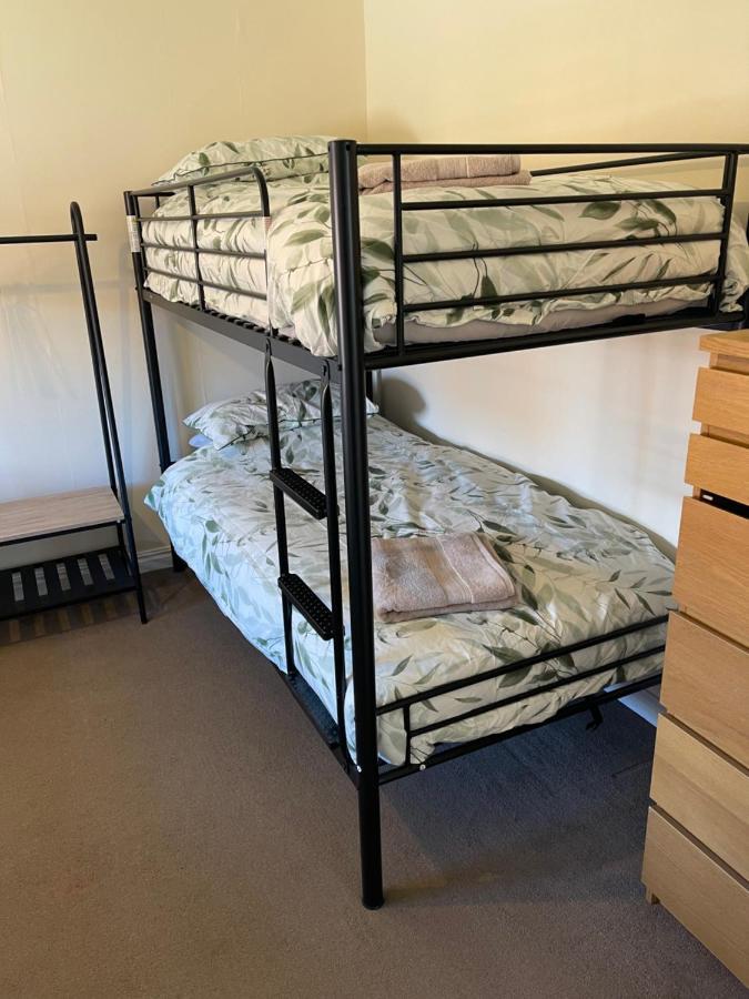 Large, Quiet, Sleeps 16, 4 Bathrooms, Parking, Leicester Esterno foto