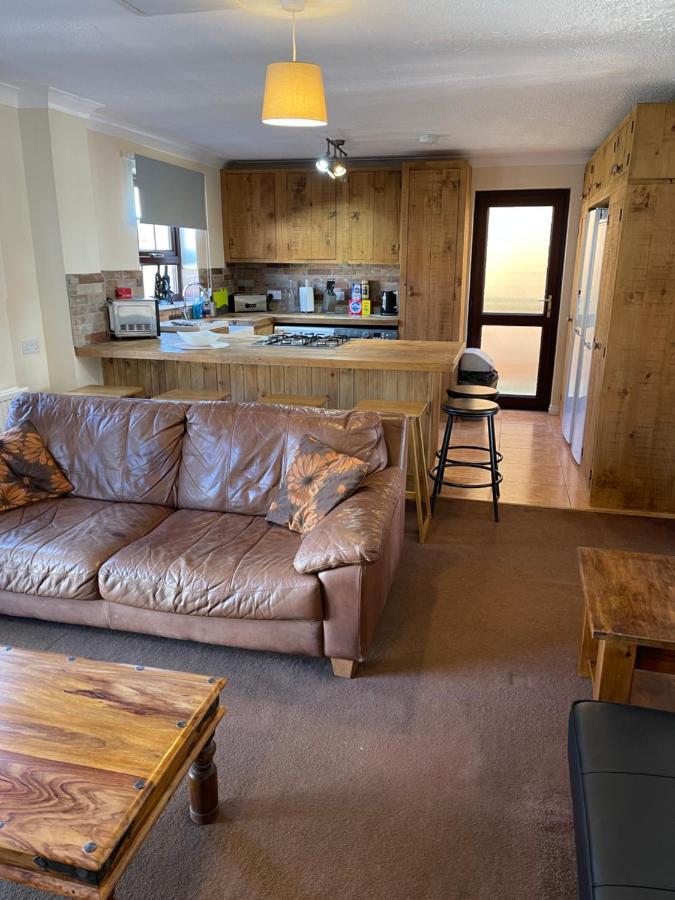 Large, Quiet, Sleeps 16, 4 Bathrooms, Parking, Leicester Esterno foto
